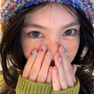 隔楼女孩：我们之间的层距